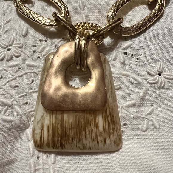 Statement Necklace Goldtone links & pendant 24in - Picture 6 of 10